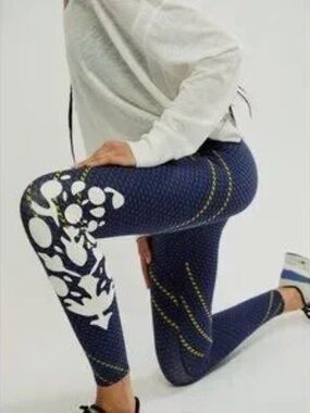 NEVER BETTER GRAPHIC LOGO LEGGINGS
